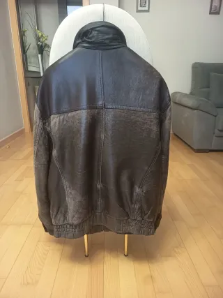 Cazadora de cuero marrón y negra