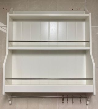 Estante de cocina blanco con barra