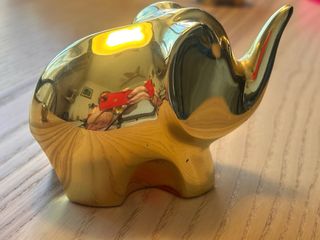 Figure di elefanti dorati