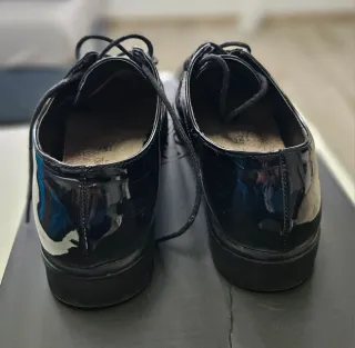 Zapatos negros charol elegantes
