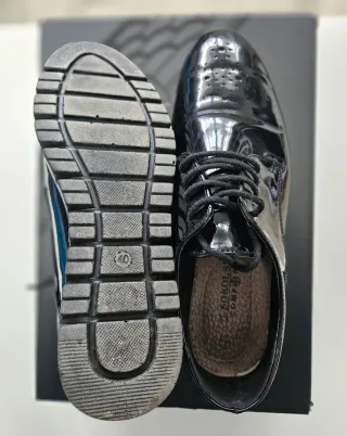 Zapatos negros charol elegantes