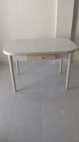 Mesa de comedor blanca de madera