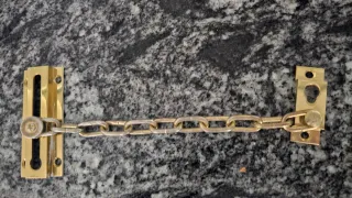 Cadena de seguridad para puerta color bronce