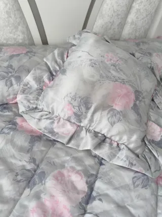 Edredón de raso gris y rosa