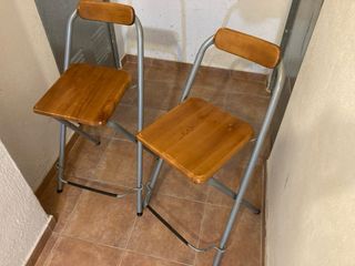 Taburetes altos de madera y metal