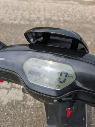 Moto Eléctrica NIU Scooter Blanca