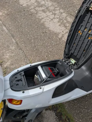 Moto Eléctrica NIU Scooter Blanca