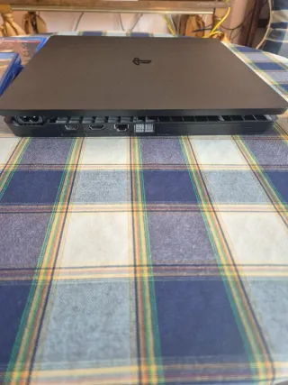 PS4 Slim Negra + 3 Juegos