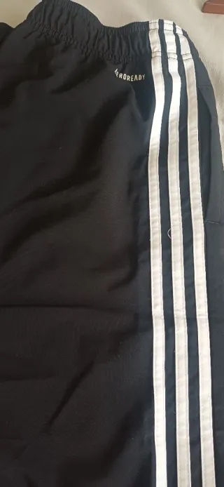 Pantalón corto deportivo Adidas original. negro