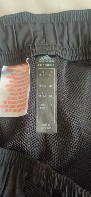 Pantalón corto deportivo Adidas original. negro