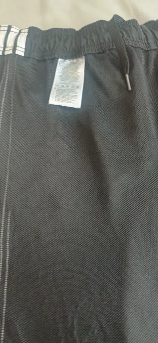 Pantalón corto deportivo Adidas original. negro