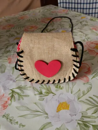 Borsetta con cuore beige e rosso