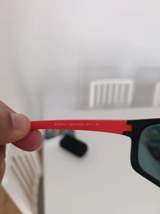 Gafas de sol Arnette negras y rojas