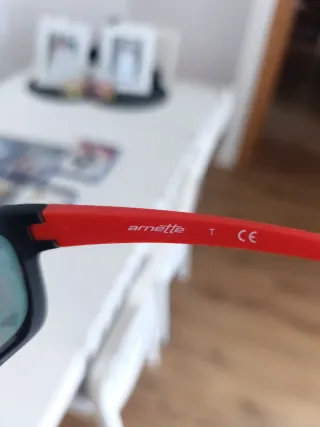 Gafas de sol Arnette negras y rojas