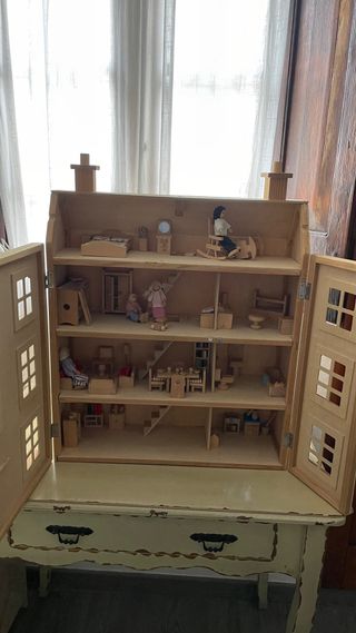 Casita de muñecas de madera
