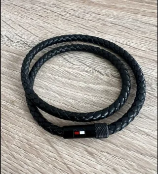 Pulsera Tommy Hilfiger trenzada negra