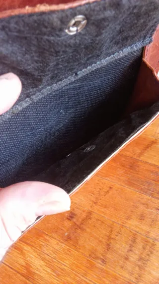Bolso bandolera de piel.