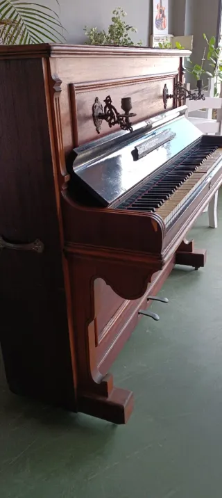 Piano antiguo de madera oscura