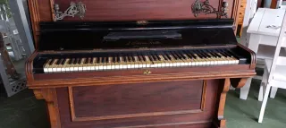Piano antiguo de madera oscura