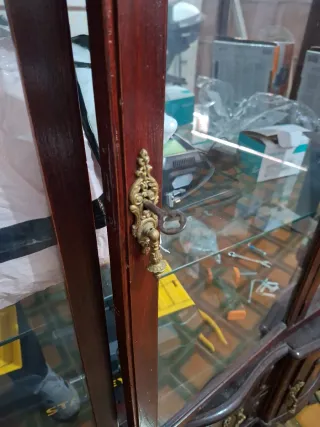 Vitrina madera cristal patas isabelinas