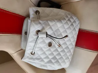 Mochila Guess Blanca Acolchada