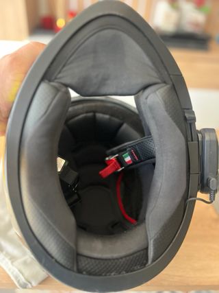 Casco AGV gris y amarillo