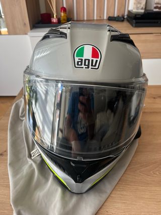 Casco AGV gris y amarillo