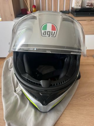 Casco AGV gris y amarillo