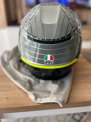 Casco AGV gris y amarillo