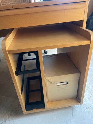 Mesa de estudio de madera y mueble bajo mesa igual