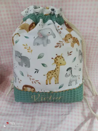 Mochila infantil con nombre bordado