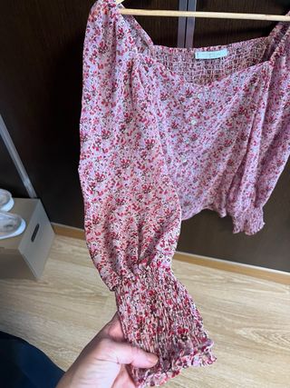 Blusa Violeta by Mango floral rosa Talla M