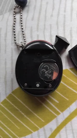 Tamagotchi Bandai nero con ciondolo ninja