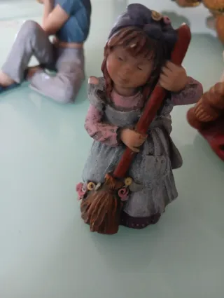 Figura Elisa con escoba