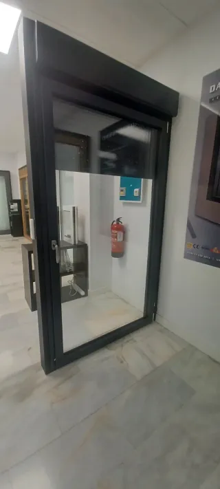 Puerta PVC con persiana motorizada