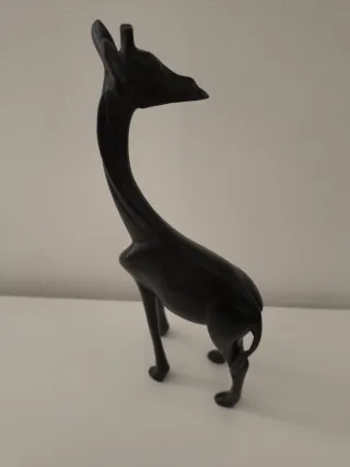 Miniatura giraffa in legno scuro