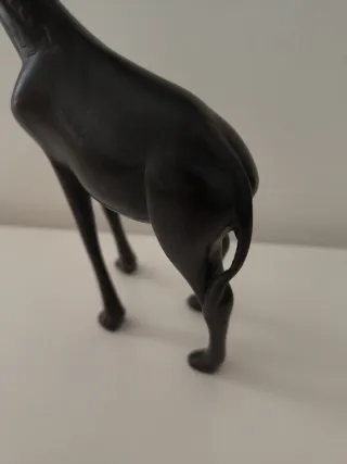 Miniatura giraffa in legno scuro