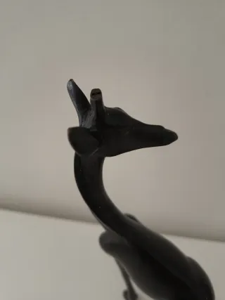 Miniatura giraffa in legno scuro