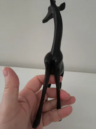 Miniatura giraffa in legno scuro
