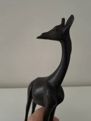 Miniatura giraffa in legno scuro