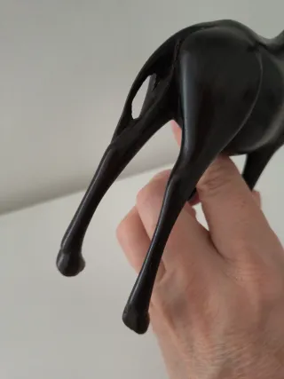 Miniatura giraffa in legno scuro