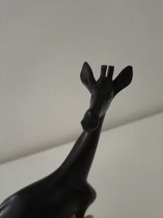 Miniatura giraffa in legno scuro