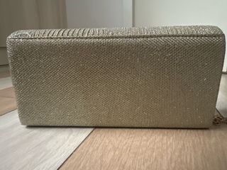 Bolso de fiesta dorado con cadena