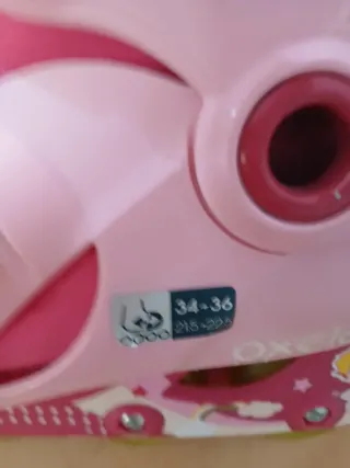 Patines rosas y protecciones infantiles