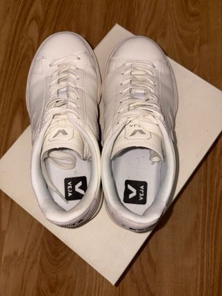 Zapatillas Veja Blancas y grises