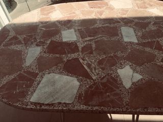 Mesa ovalada de granito y mármol