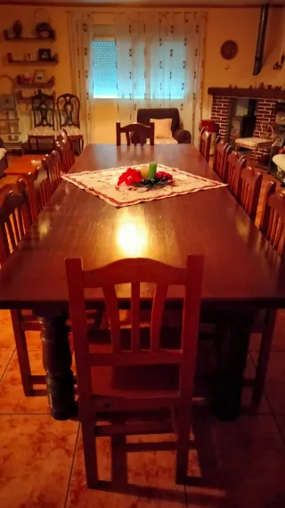 Mesa de castaño con 12 sillas