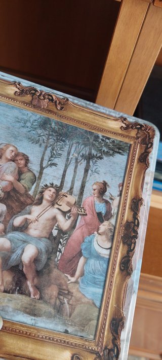 Il Parnaso di Raffaello. La scatola decorativa con