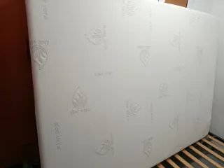 Base de cama metálica con lamas de madera