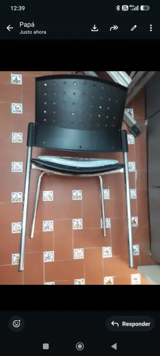 Silla de metal y plástico negra